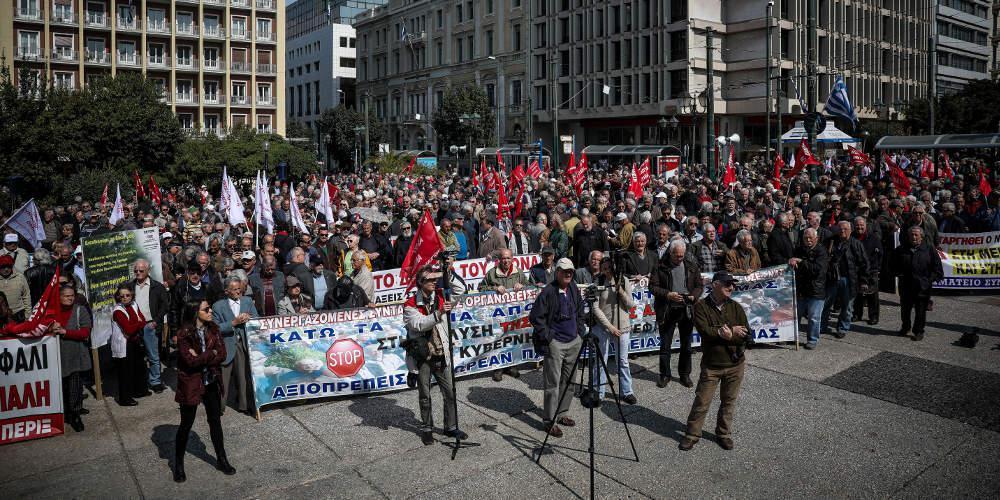Στους δρόμους οι συνταξιούχοι – Ζητούν συνάντηση με τον Τσίπρα [εικόνες]
