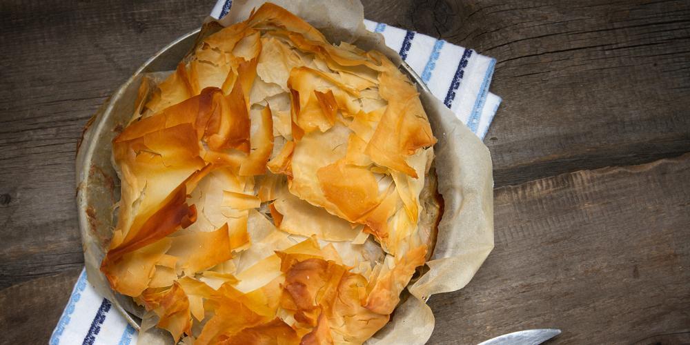 Η συνταγή της ημέρας: Πανεύκολη τυρόπιτα με λίγα υλικά