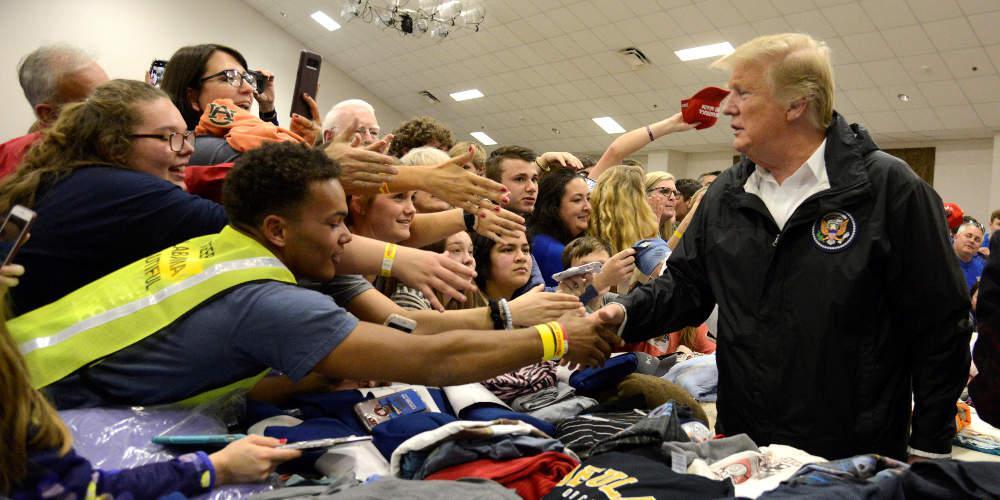 Απίστευτο: Ο Τραμπ έδωσε αυτόγραφα στην Αλαμπάμα… πάνω στη Βίβλο