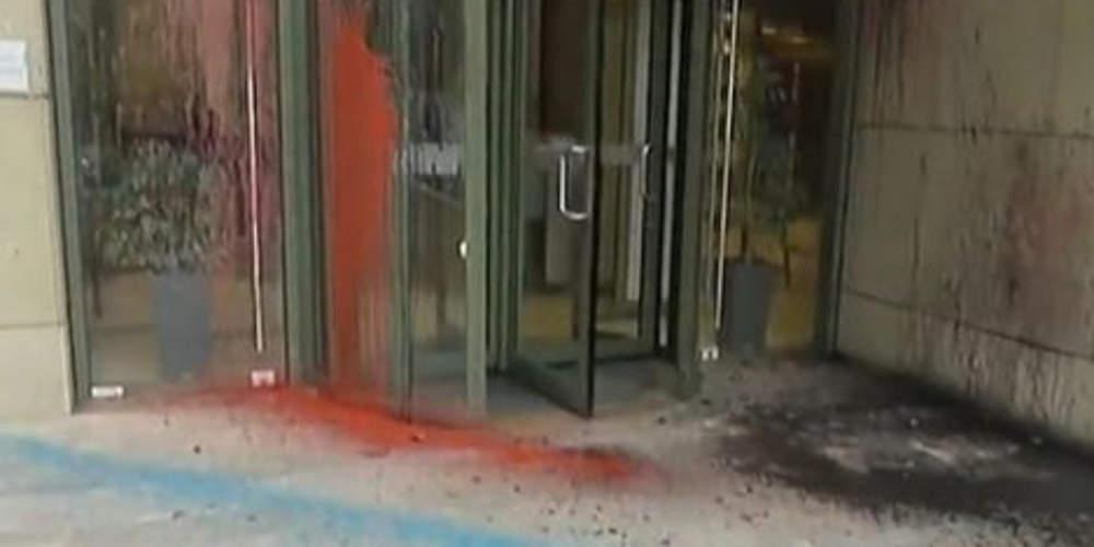 Καταδρομική επίθεση με μπογιές στο υπουργείο Ανάπτυξης τα ξημερώματα [εικόνες]
