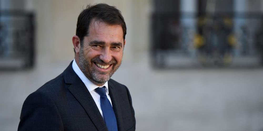 Στη δίνη ροζ σκανδάλου η Γαλλία: Ο υπουργός Εσωτερικών χορεύει και φιλιέται με άγνωστη νεαρή [βίντεο]