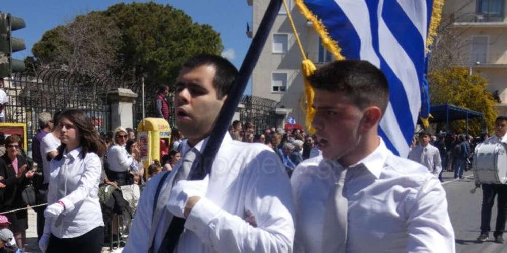 Εκλεψε την παράσταση στα Χανιά ο τυφλός Χανιώτης σημαιοφόρος