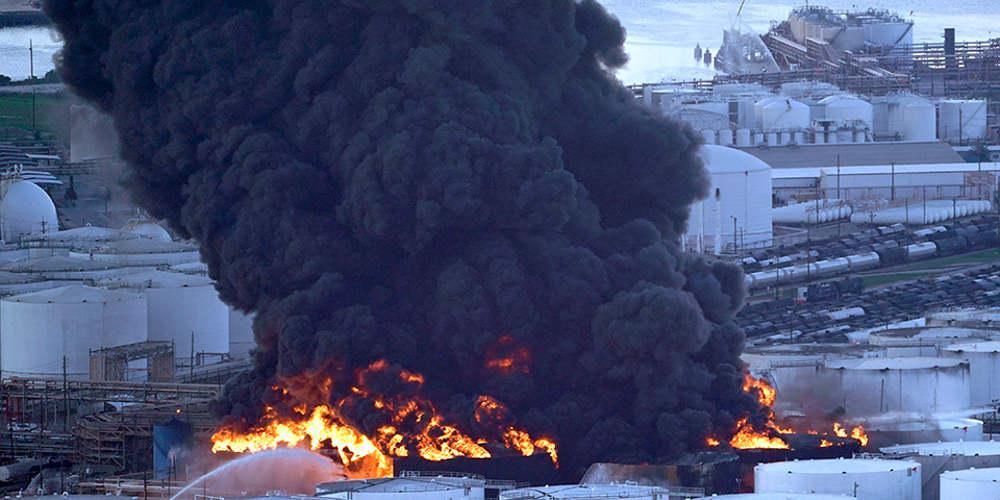Μαύρος καπνός από τοξική πυρκαγιά κάλυψε το Χιούστον
