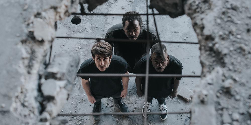 «Οταν τα χελιδόνια κλαίνε» του Mike van Graan στο θέατρο Αγγέλων Βήμα