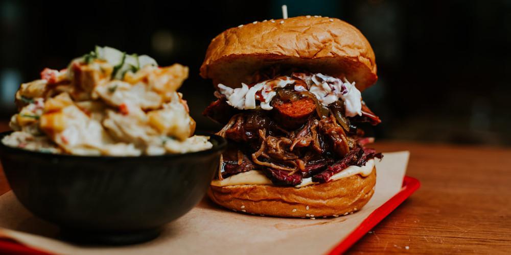 «Po’Boys BBQ»: Γεύσεις από αμερικανικό Νότο στο κέντρο της Αθήνας