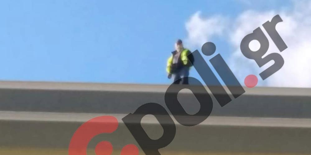 Συμβασιούχος από ΟΤΑ απειλεί να πέσει από τον 8ο όροφο του υπ. Εσωτερικών [εικόνα]