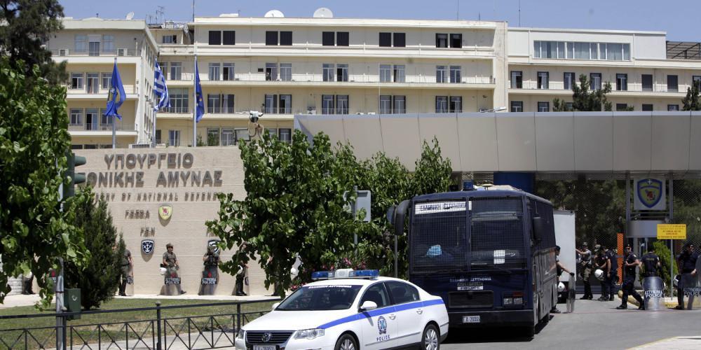 Συναγερμός στο υπ. Εθνικής Άμυνας: Επιχείρησαν να εισβάλουν κουκουλοφόροι