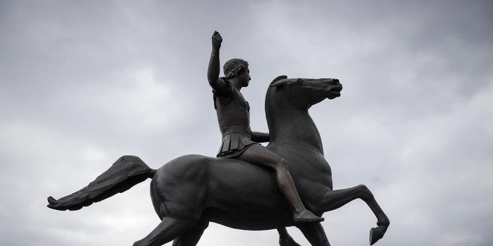 Βανδάλισαν το άγαλμα του Μεγάλου Αλεξάνδρου στο κέντρο της Αθήνας [εικόνες]