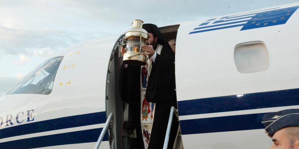 Άγιο Φως: Έφτασε στην Ελλάδα - Πώς θα μεταφερθεί στην επικράτεια