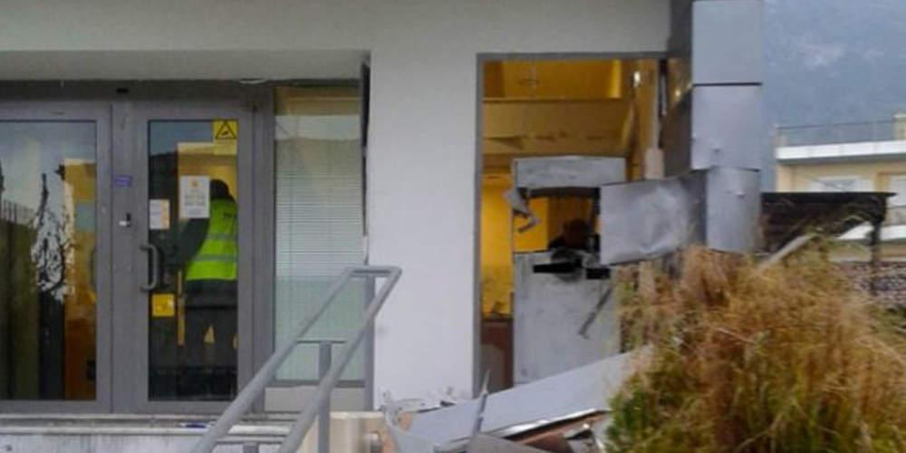 Ισχυρή έκρηξη σε ΑΤΜ στη Σαρωνίδα – Διέφυγαν με άγνωστο ποσό