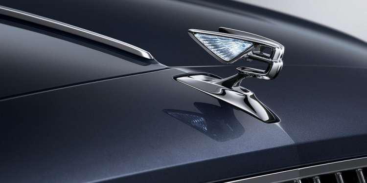 H νέα Bentley Flying Spur έχει στο καπό της ένα αναδυόμενο «Flying B» [βίντεο]