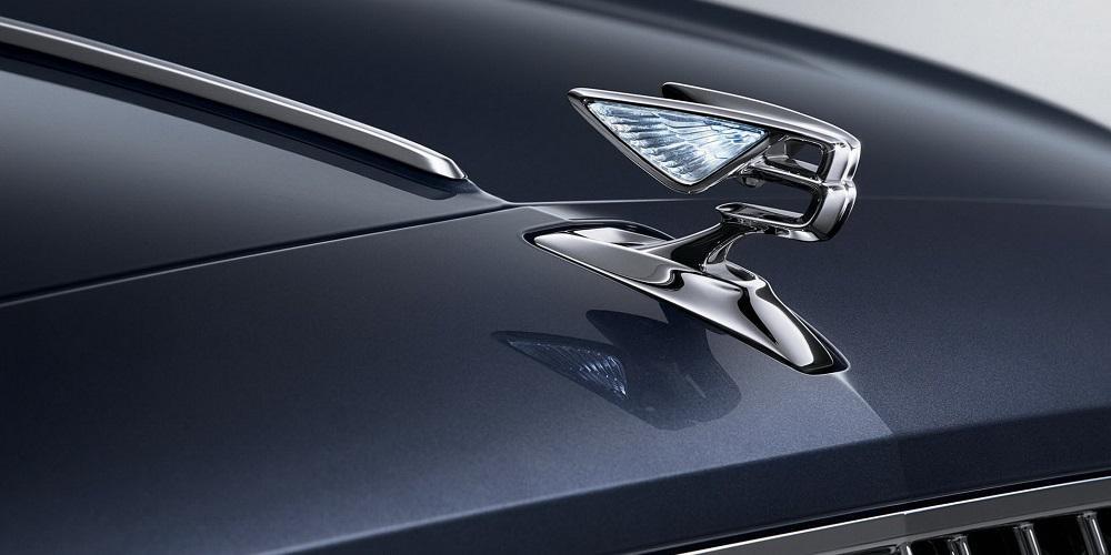 H νέα Bentley Flying Spur έχει στο καπό της ένα αναδυόμενο «Flying B» [βίντεο]