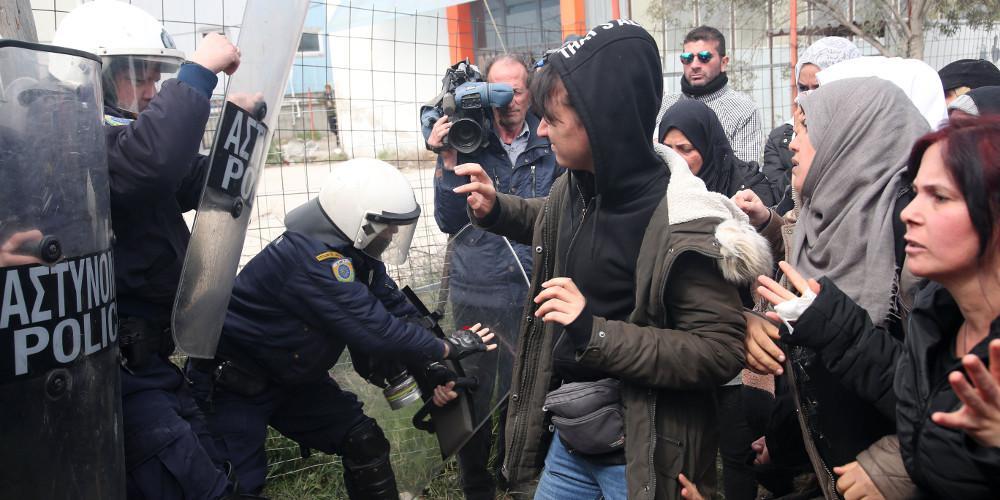 Χάος στα Διαβατά: Οι πρόσφυγες ανάψαν φωτιές και τα ΜΑΤ ρίχνουν χημικά