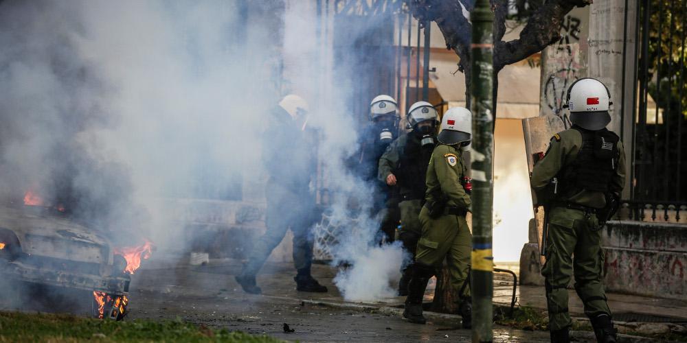 Σοβαρά επεισόδια στα Εξάρχεια: «Βροχή» μολότοφ σε αστυνομικούς