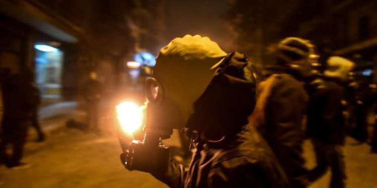 Με μια -αριστερή- μολότοφ στην πλάτη