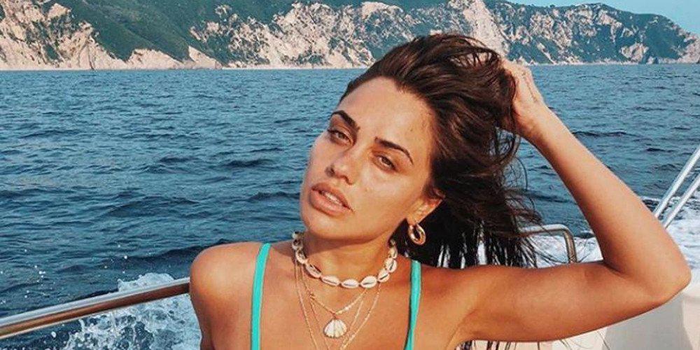 Η Κόνι Μεταξά ποζάρει τόπλες στη Μύκονο και προτρέπει να την κοιτούν στα «μάτια» [εικόνα]