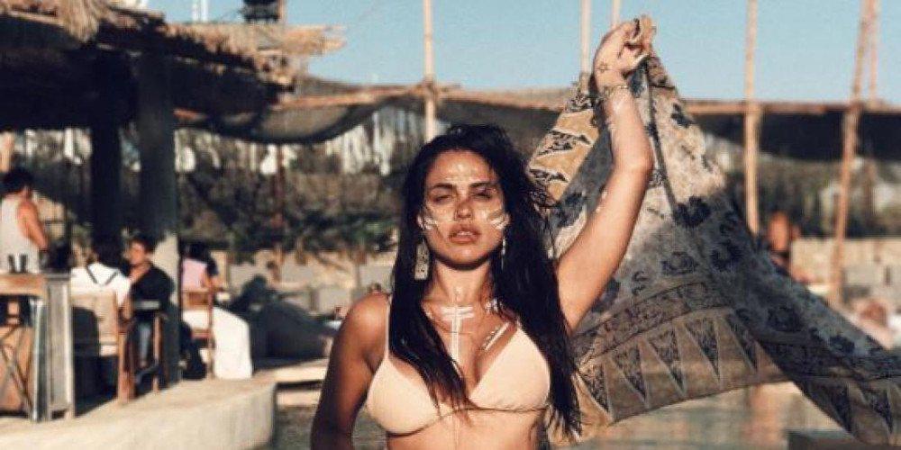 Η Κόνι Μεταξά μιλάει στο τηλέφωνο και δε φοράει τίποτα [εικόνα]