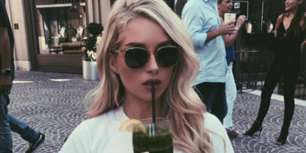 Τόπλες στο μπαλκόνι η 21χρονη Λότι, αδερφή της Κέιτ Μος [εικόνες]