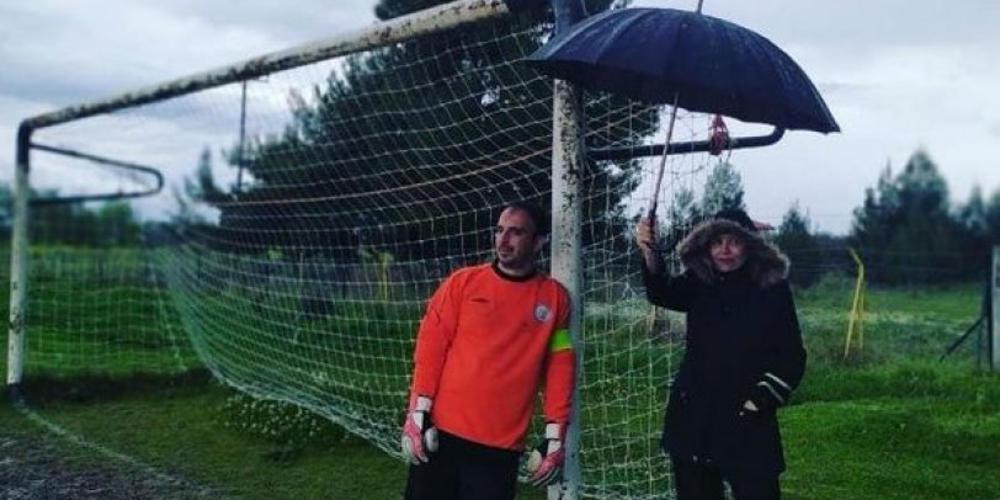 Ελληνίδα μάνα κρατάει ομπρέλα στον τερματοφύλακα γιο της [εικόνα]