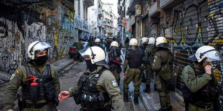 Μικτές ομάδες της ΕΛ.ΑΣ. κάνουν ντου... για συλλήψεις στα Εξάρχεια!