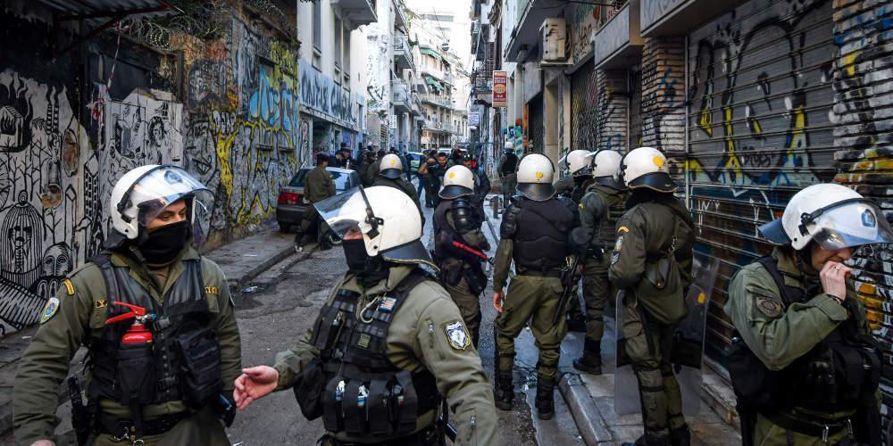 Μικτές ομάδες της ΕΛ.ΑΣ. κάνουν ντου... για συλλήψεις στα Εξάρχεια!