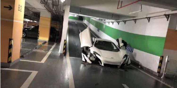 Μία «ψεύτικη» McLaren 650S έσπασε το εμπρός μέρος της κατεβαίνοντας ράμπα σε γκαράζ