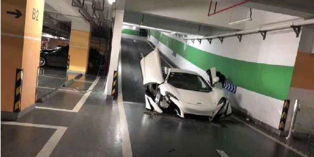 Μία «ψεύτικη» McLaren 650S έσπασε το εμπρός μέρος της κατεβαίνοντας ράμπα σε γκαράζ