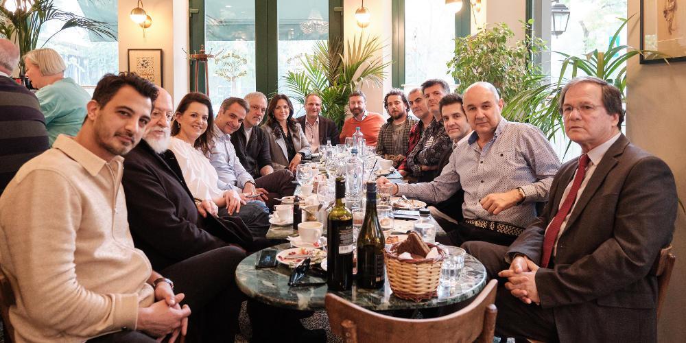 Πώς το Μαξίμου πήγε να εκμεταλλευτεί την παρεξήγηση καλλιτεχνών-Μητσοτάκη