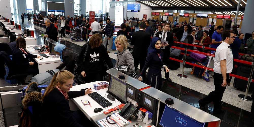 Χάος στην Κωνσταντινούπολη: 2.000 άνθρωποι αποκλεισμένοι στο αεροδρόμιο λόγω κορωνοϊού!