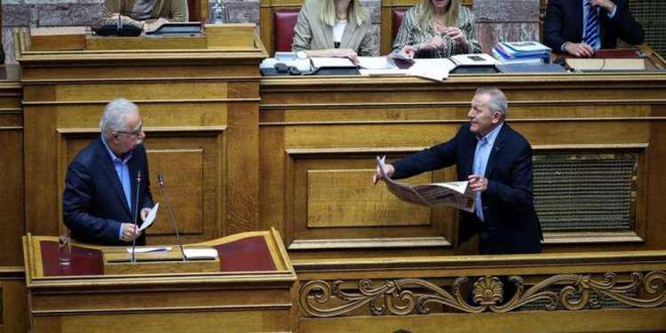 Έπος στη Βουλή: Ο Παφίλης διέκοψε τον Γαβρόγλου και του έδωσε να διαβάσει τον «Ριζοσπάστη» [εικόνες & βίντεο]