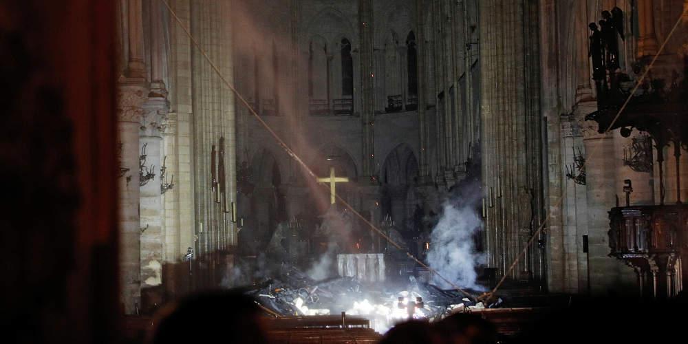 Απαράδεκτο: «Θεία δίκη» χαρακτήρισε την πυρκαγιά στη Νοτρ Νταμ σερβικό ταμπλόιντ