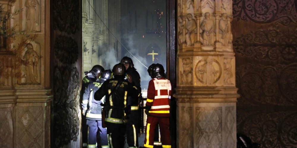 «Πληρωμένη» απάντηση στην ανοησία Τραμπ για την πυρκαγιά στην Παναγία των Παρισίων