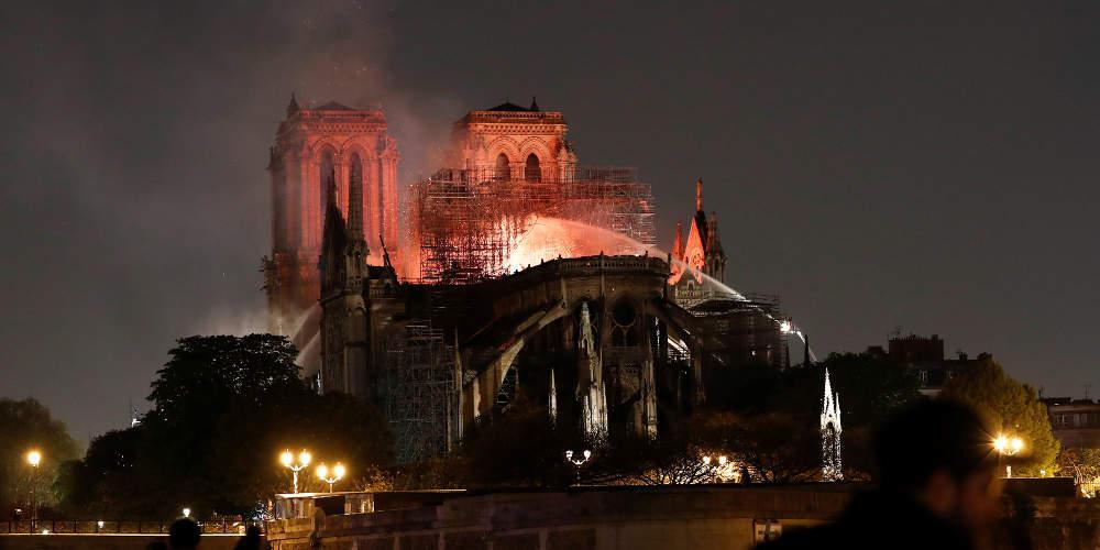 Με αυτοθυσία και ανθρώπινη αλυσίδα σώθηκαν οι θησαυροί της Παναγίας των Παρισίων [εικόνες]