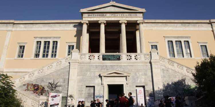 Αλληλέγγυοι μετέφεραν πρόσφυγες μέσα στο Πολυτεχνείο