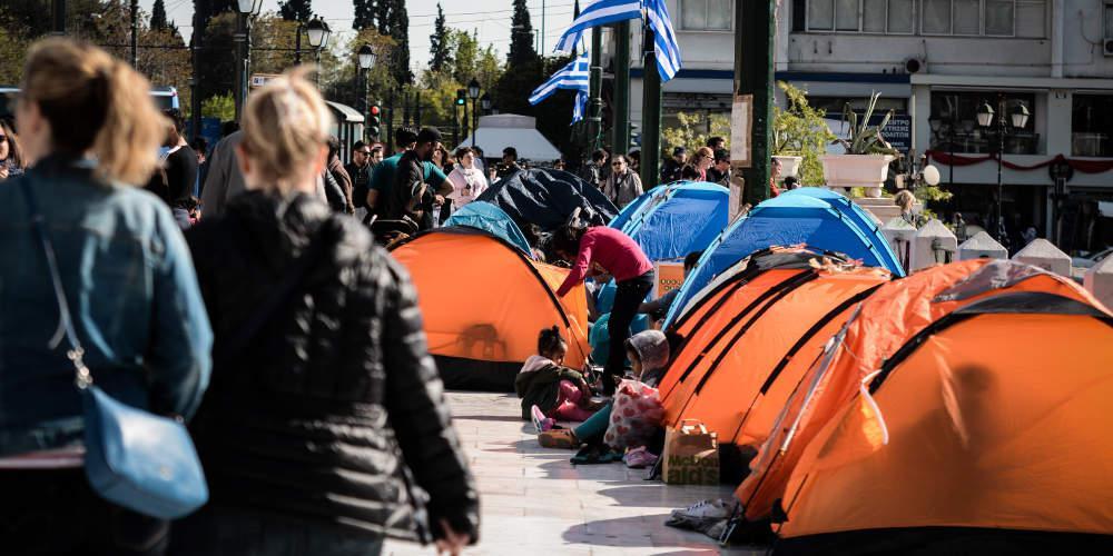 Σε σκηνές στο Σύνταγμα διανυκτέρευσαν πρόσφυγες και αρνούνται να φύγουν