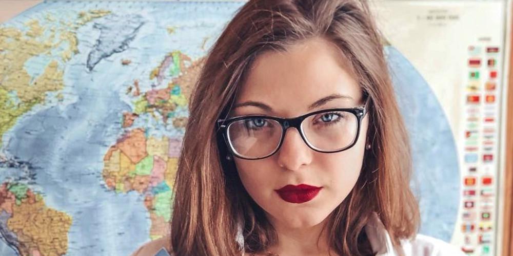 Χιλιάδες Ρώσοι και Ρωσίδες ποζάρουν με μαγιό για να στηρίξουν μια καθηγήτρια [εικόνες]