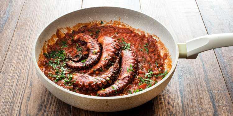 H συνταγή της ημέρας: Χταπόδι κρασάτο από τον Πέτρο Συρίγο