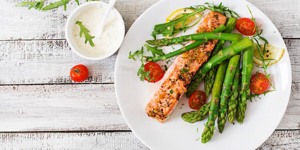 Η συνταγή της ημέρας: Φιλέτο σολομού με σπαράγγια
