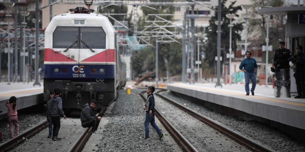Φεύγουν σταδιακά οι πρόσφυγες από το Σταθμό Λαρίσης