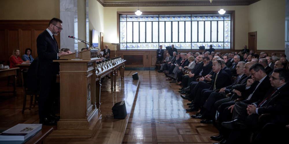 Καμπανάκι Στουρνάρα για ανάπτυξη και υπερφορολόγηση