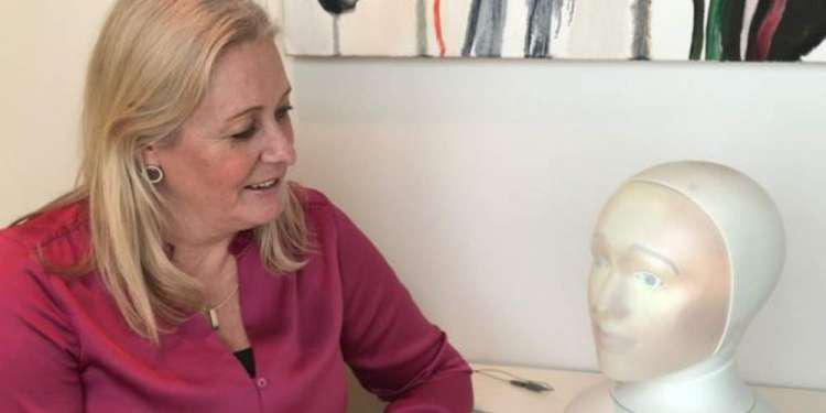 Γνωρίστε την Τενγκάι: Το ρομπότ που δεν θα σε κρίνει στη συνέντευξη για τη δουλειά!