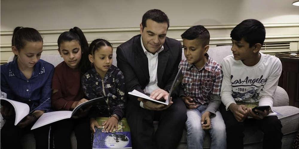 Ο Τσίπρας υποδέχτηκε Ρομά στο Μαξίμου - Τι τους έταξε και τι διάβασε στα παιδιά