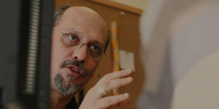 Πλήθος κόσμου στην κηδεία του Βασίλη Λυριτζή - Το «τελευταίο αντίο» στον δημοσιογράφο