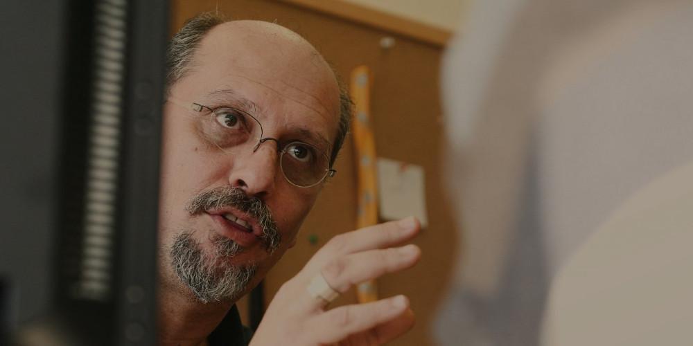 Πλήθος κόσμου στην κηδεία του Βασίλη Λυριτζή - Το «τελευταίο αντίο» στον δημοσιογράφο