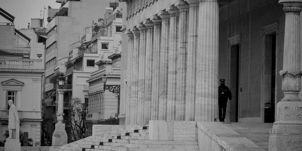 Σκοτεινό τρίγωνο ακουμπά το Μαξίμου – Η Ξεπαπαδέα, ο Αρτεμίου και στο βάθος Πετσίτης