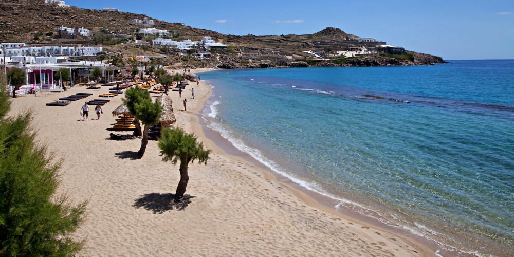 Η Μύκονος αλλιώς: Απομακρύνθηκαν οι ξαπλώστρες από τις διάσημες παραλίες του νησιού