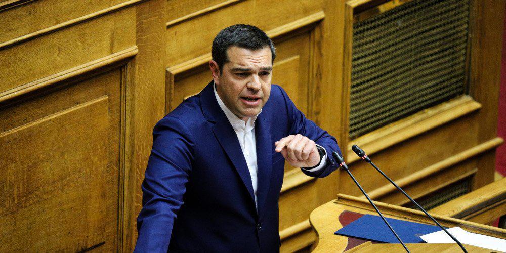 Αδιόρθωτος και «κουρασμένος» ο Τσίπρας στη Βουλή: Μόνο με ύβρεις προσπάθησε να απαντήσει στον Μητσοτάκη