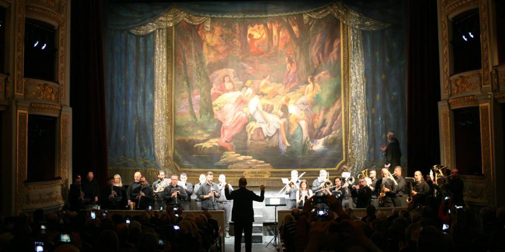 «Ανέβηκε» η ιστορική ζωγραφική αυλαία του Δημοτικού Θεάτρου Πειραιά