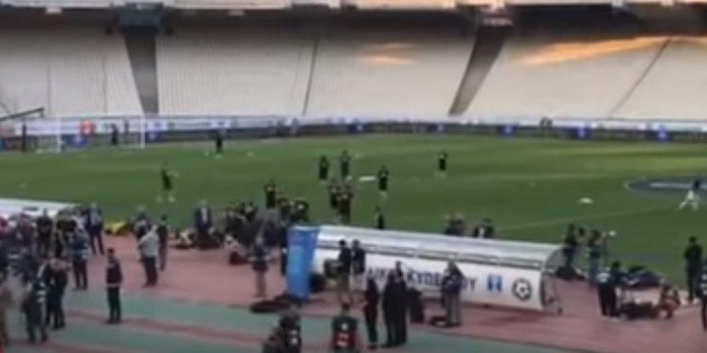 «Κλέφτες»: Αποδοκίμασαν τους παίκτες της ΑΕΚ στο ΟΑΚΑ