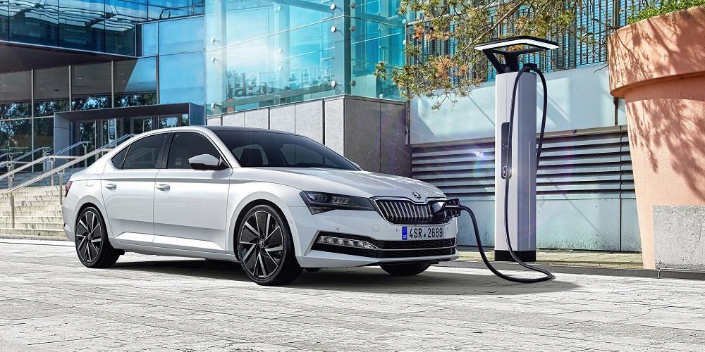 Superb iV: η νέα plug-in υβριδική λιμουζίνα της Skoda